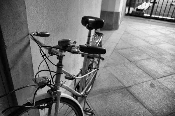 En gammel cykel nær muren - Stock-foto