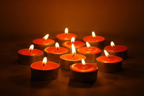 Červené svíčky na tmavé — Stock fotografie