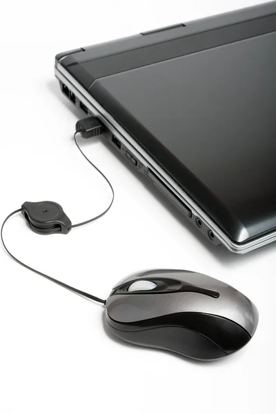Laptop com mouse no branco — Fotografia de Stock