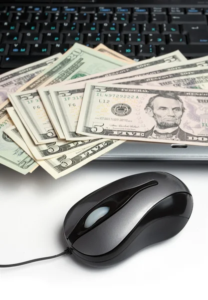 Laptop, mouse e dinheiro — Fotografia de Stock