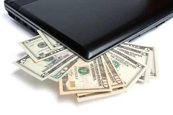 Pengar och laptop isolerad på vit — Stockfoto