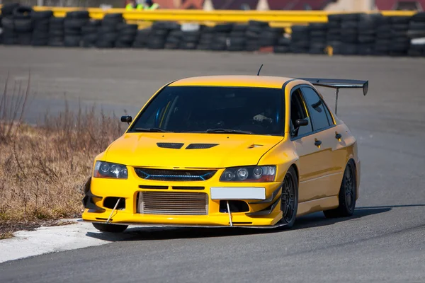 Racecar amarelo na pista — Fotografia de Stock