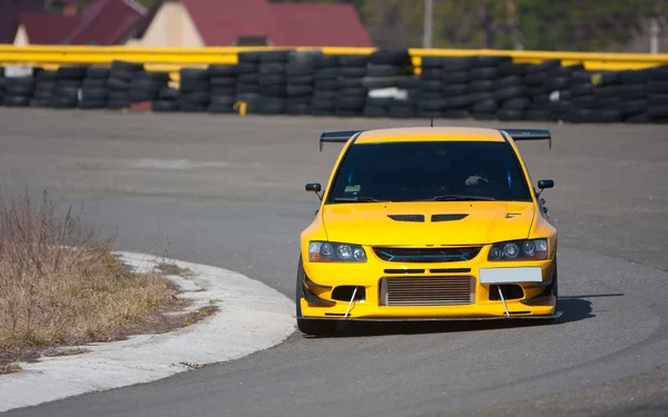 Auto da corsa gialla in pista — Foto Stock