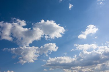 Mavi Gökyüzü ve Bulutlar