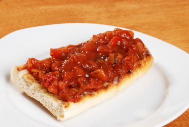 Bruschetta plaka sığ dof üzerinde