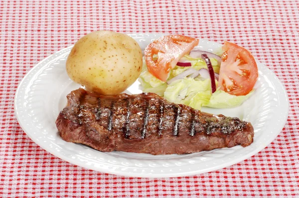 Steak barbecue avec salade et pommes de terre cuites au four — Photo