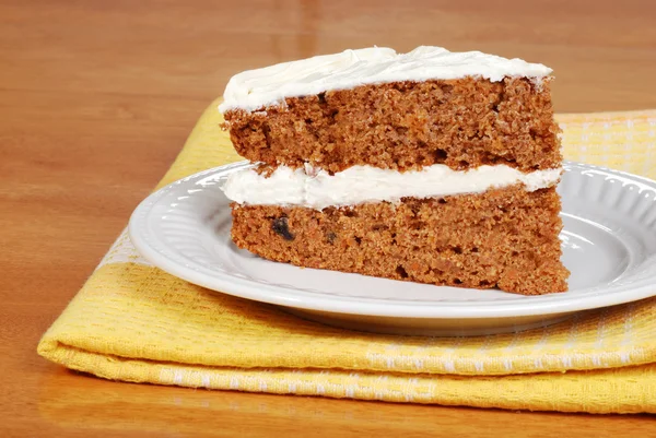 Морковный пирог на тарелке с желтой салфеткой — стоковое фото