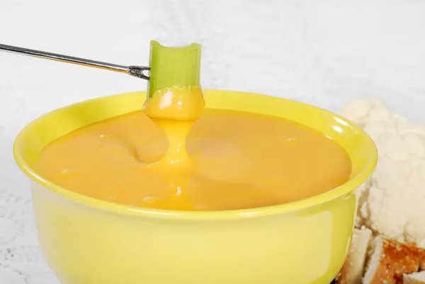 Apio con fondue de queso —  Fotos de Stock