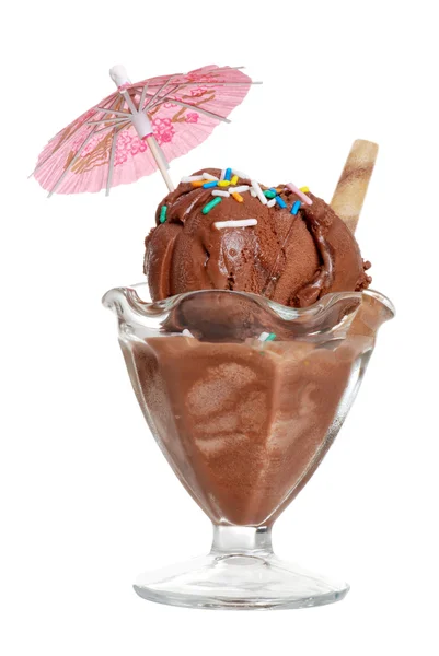 Шоколадное мороженое с красочными брызгами — стоковое фото