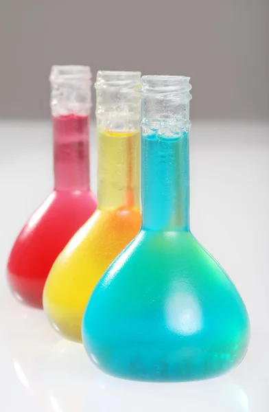 Fechar os frascos de laboratório — Fotografia de Stock
