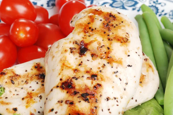 Closeup gegrilde kip met groenten — Stockfoto