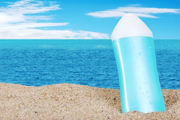 Primo piano di crema abbronzante sulla spiaggia — Foto Stock