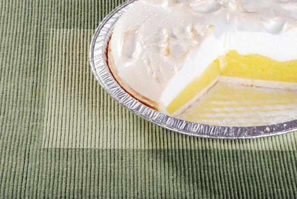 Pastel de merengue de limón cortado — Foto de Stock