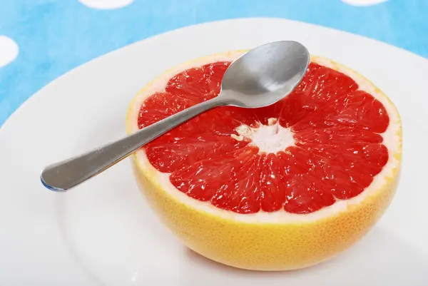 Grapefruit mit einem Löffel — Stockfoto