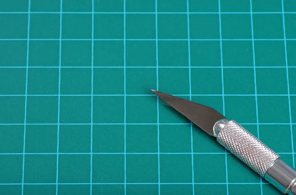 Yeşil kesme mat bıçak ile — Stok fotoğraf