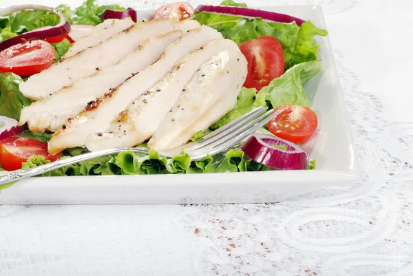 Grillezett csirkemell saláta egy villával — Stock Fotó