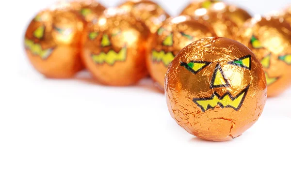 Cadılar Bayramı folyo sarılmış çikolata — Stok fotoğraf