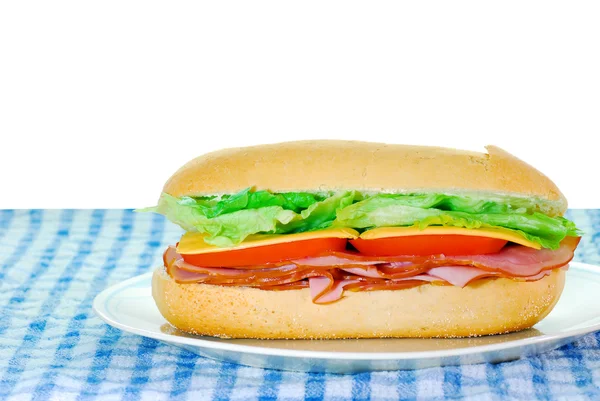 Сэндвич с ветчиной и сыром на тарелке — стоковое фото