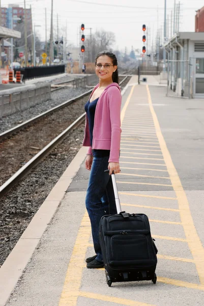 Glückliche Frau wartet auf einen Zug — Stockfoto