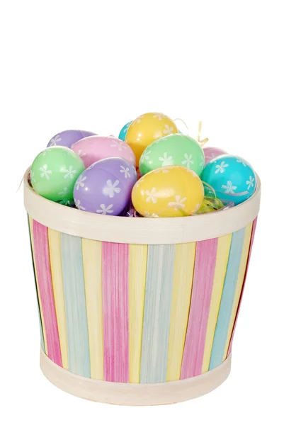 Изолированная пасхальная корзина с разноцветными яйцами — стоковое фото