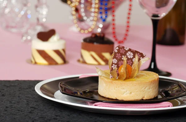 Citron tårta med desserter i bakgrunden — Stockfoto