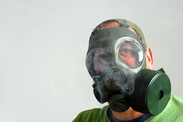 Άνθρωπος με μάσκα αερίων και καπνός — Φωτογραφία Αρχείου