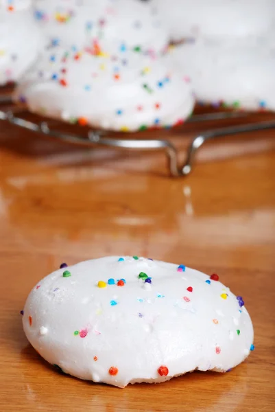 Meringue cookie with more on cooling rack — Stock Photo, Image