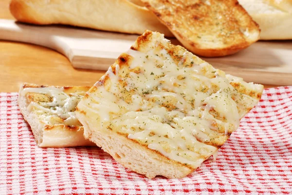 Peçete üzerinde mozzarella peynirli sarımsaklı ekmek — Stok fotoğraf