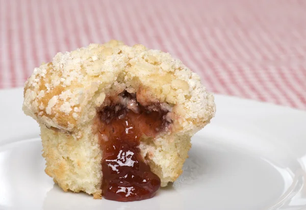 Muffin with strussel topping and fruit filling — Stock Photo, Image