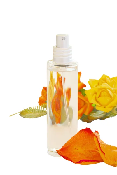 Frasco de perfume com rosas e pétalas — Fotografia de Stock