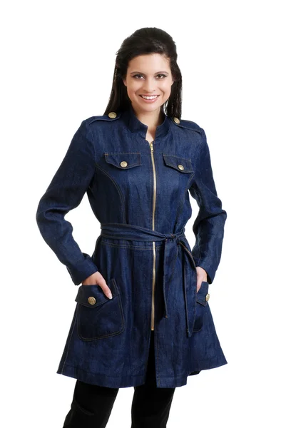 Mulher hispânica vestindo um casaco de jeans — Fotografia de Stock