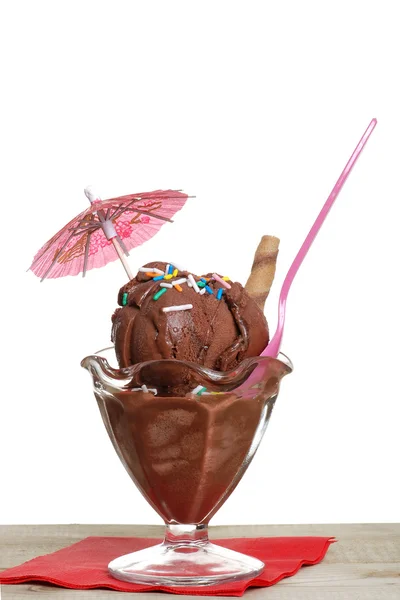 Sundae de chocolate isolado com um guarda-chuva — Fotografia de Stock