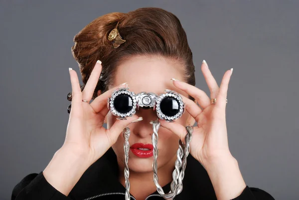 Retrato de mujer usando prismáticos de lujo — Foto de Stock