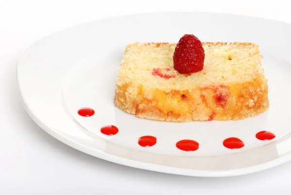 Βατόμουρο κέικ σε ένα πιάτο — Φωτογραφία Αρχείου