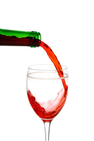Vinho tinto sendo derramado em um copo — Fotografia de Stock