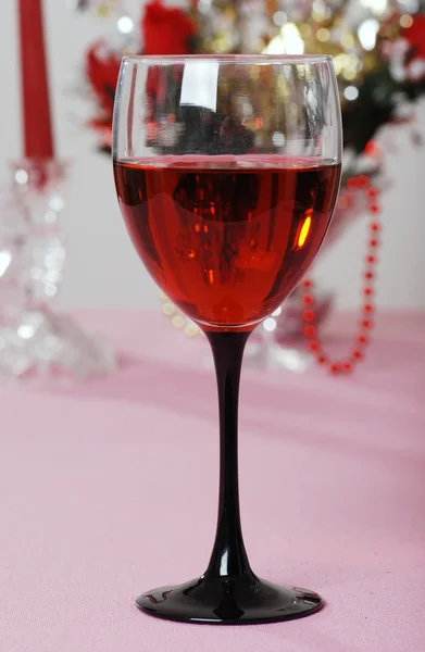 Red wine in a black stemmed glass close up — Stock Photo, Image