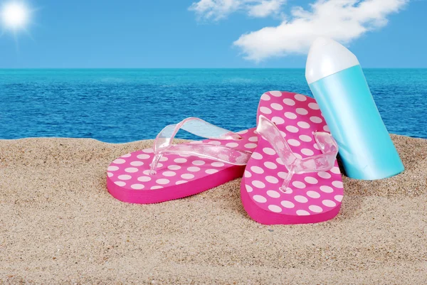 Sandalet ve güneşli bir güneş kremi — Stok fotoğraf