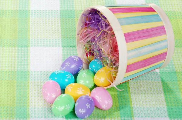 Rozlité velikonoční vajíčka a košík — Stock fotografie