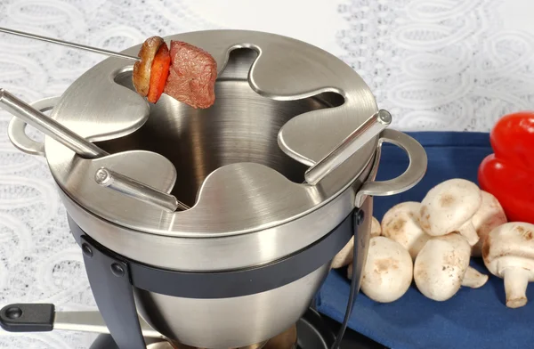 Bife cogumelo pimenta vermelha no garfo de fondue — Fotografia de Stock