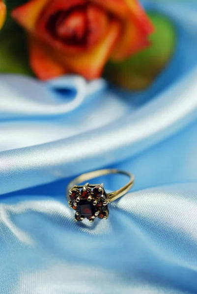 Rubínový prsten s růží — Stock fotografie