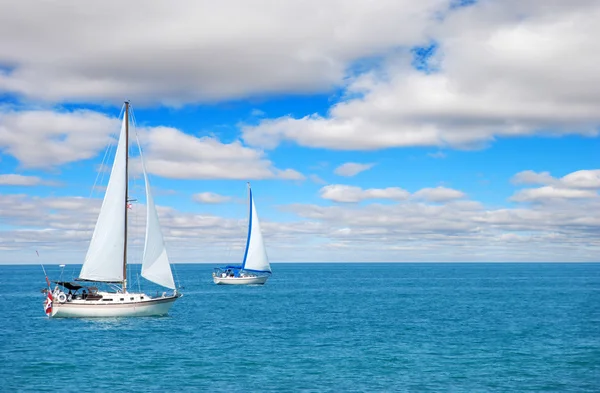 风帆上蓝色的水划船 — 图库照片