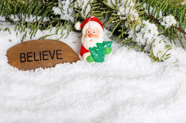 Père Noël et croire pierre avec de la neige — Photo