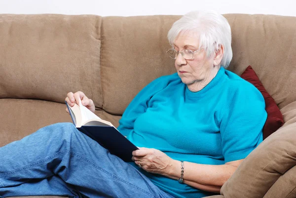 Старшая женщина, читающая книгу — стоковое фото