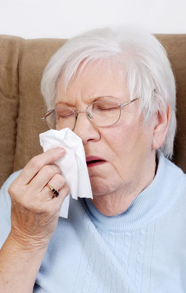Sjuka äldre nysningar — Stockfoto