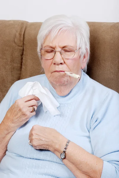 Anziani malati che le misurano la temperatura — Foto Stock