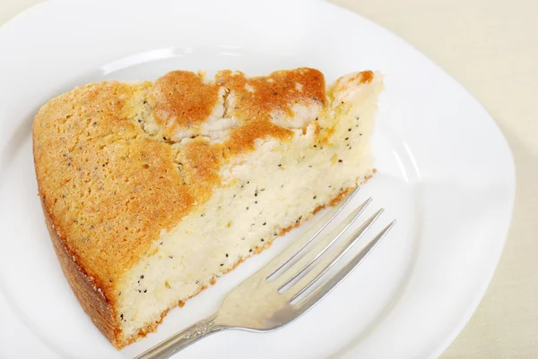 Trancher le gâteau de graines de pavot citron sur une assiette — Photo