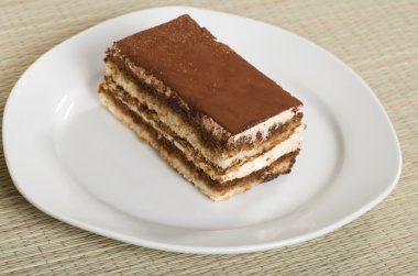 tiramisu ile bir bambu hasır bir plaka üzerinde