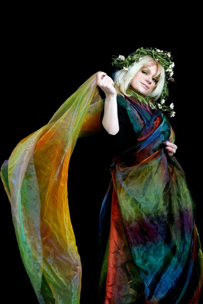 中年金发女子身穿丝绸的许多颜色 — 图库照片