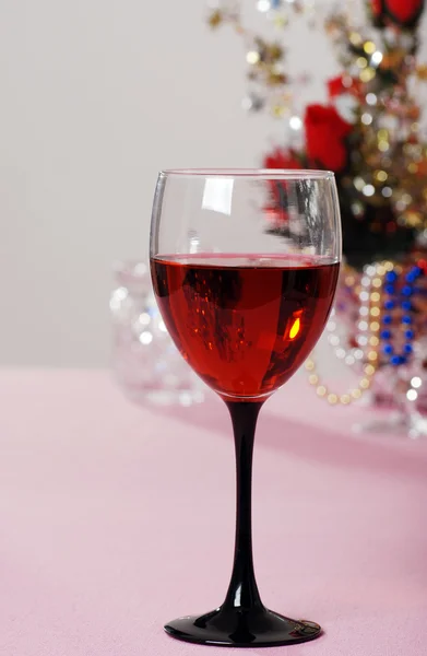 Красное вино на розовом — стоковое фото