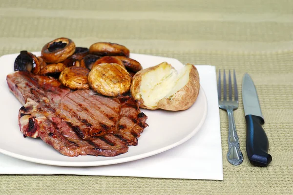 Bife de costela com cogumelos e batata — Fotografia de Stock